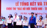 Ông Trần Thanh Mẫn, Bí thư T.Ư Đảng, Chủ tịch Ủy ban T.Ư MTTQ Việt Nam; anh Lê Quốc Phong, Bí thư thứ nhất T.Ư Đoàn trao thưởng cho các thí sinh đạt giải Nhất. 