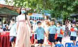 Các em học sinh lớp 1 và cô giáo trường Nguyễn Bỉnh Khiêm hân hoan chào đón năm học mới 2020-2021. Ảnh: Bảo Anh