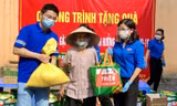 Người dân khó khăn ở phường Trung Liệt, quận Đống Đa, được trao tặng túi an sinh khi Hà Nội giãn cách xã hội - ẢNH: ĐĂNG HẢI
