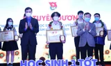 Bí thư thường trực T.Ư Đoàn Bùi Quang Huy (bên trái) trao tặng danh hiệu "Học sinh 3 tốt" năm học 2020-2021. Ảnh: Dương Triều