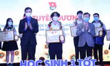 Bí thư thường trực T.Ư Đoàn Bùi Quang Huy (bên trái) trao tặng danh hiệu "Học sinh 3 tốt" năm học 2020-2021. Ảnh: Dương Triều