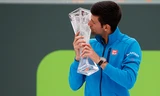 Nole hạnh phúc với chiếc Cup giúp anh vượt qua Nadal trở thành tay vợt có nhiều danh hiệu Masters 1000 nhất. Ảnh: Reuters.