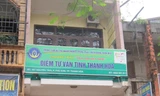 Một điểm tư vấn tại TP Thanh Hóa vẫn đang treo biển. Ảnh chụp chiều 5/12. Ảnh: Hoàng Lam