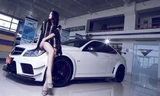 Thân hình nóng bỏng với số đo 3 vòng ấn tượng của người đẹp bên chiếc chiếc Mercedes-Benz C63 AMG.