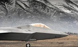 Máy bay tiêm kích đa nhiệm F-22 của Mỹ trên đường băng ở vùng núi Chugach, bang Alaska. F-22 thường được Mỹ sử dụng để giám sát các phi cơ Nga. Ảnh: Los Angeles Times