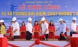 Lãnh đạo Bộ Giao thông Vận tải cùng ngành chức năng, chính quyền Thanh Hóa tham dự nghi lễ khởi công công trình. Ảnh: Hoàng Lam
