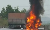 Sau cú va chạm với xe máy, chiếc xe container bốc cháy dữ dội.