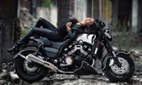 Nữ biker quyến rũ bên 'ma tốc độ' Yamaha V-Max
