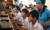 Các em học sinh tìm kiếm thông tin trên internet tại một điểm truy nhập thuộc Dự án BMGF- VN