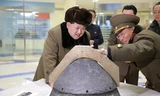 Ông Kim Jong-un xem xét một đầu đạn tên lửa của Triều Tiên. Ảnh: Reuters
