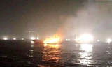 Chiếc tàu bốc cháy dữ dội, toàn bộ tài sản trên tàu bị thiêu rụi.