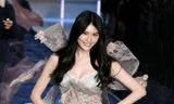 Show thời trang lớn nhất năm của Victoria's Secret ghi hình tối 10/11 ở New York, Mỹ (giờ địa phương). Hà Tuệ (Sui He) lần thứ năm được mời trình diễn.