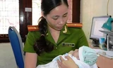 Lực lượng Công an chăm sóc cháu bé.