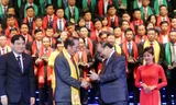Phó Thủ tướng Nguyễn Xuân Phúc và Bí Thư thứ nhất Trung đoàn TNCS Hồ Chí Minh Nguyễn Đắc Vinh trao danh hiệu Top 10 Sao vàng đất Việt 2015 cho ông Trần Ngọc Chu, Tổng giám đốc Tập đoàn Hoa Sen.