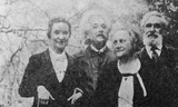 Margarita Konenkova (bìa trái) chụp cùng gia đình Einstein tại vườn nhà ông ở Prinston, năm 1935. Ảnh: TASS.