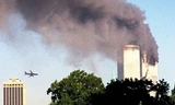 Máy bay thứ 2 do không tặc khống chế chuẩn bị đâm vào tòa tháp Trung tâm thương mại thế giới (WTC) ngày 11/9/2001. Ảnh: AP