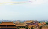 Máy bay bay trên Tử Cấm Thành trong màn tập dượt trình diễn tại Bắc Kinh. Hơn 10.000 binh sĩ cùng hơn 500 xe quân sự, khoảng 200 máy bay tham gia buổi diễn tập. Ảnh: Reuters