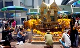 Đền Erawan lại tấp nập du khách và người dân địa phương đến thăm và thắp hương cầu tình duyên, tiền tài, vận may. 