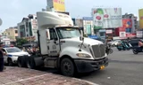 Xe container rơi thùng hàng giữa ngã 6 ở TPHCM, khiến giao thông rối loạn