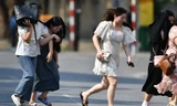 Cảnh trốn chạy nắng nóng 40 độ trên phố đi bộ hồ Gươm ngày đầu nghỉ lễ