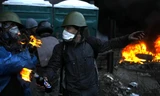 Người biểu tình chuẩn bị ném bom xăng chống cảnh sát tại Quảng trường Độc lập hôm 20/2. Ảnh: AP