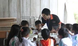 Minh Vương bên các em nhỏ ở Nam Trà My (Quảng Nam)