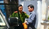 Ông Vũ Quốc Tuấn bị dẫn giải từ nhà riêng ở số 43/2 Phạm Ngọc Thạch, TP Vũng Tàu ra xe công an.