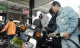 Ngoài các loại thuế, phí; các “ông lớn” đang khiến người dân hoài nghi thị trường xăng dầu. Ảnh: Hồng Vĩnh