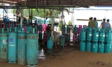 Thanh tra Sở Khoa học và công nghệ phát hiện hành vi sang chiết gas không đủ khối lượng theo quy định tại 1 công ty thuộc khu công nghiệp Cái Lân - TP Hạ Long. Ảnh: Ngọc Châu.