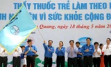  Đồng chí Hà Thị Khiết và anh Nguyễn Đắc Vinh trao cờ xuất quân cho ban chỉ huy Ngày hội. ảnh: Mai Xuân Tùng