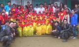 Tặng quà cho các học sinh tại xã Túc Đán, huyện Trạm Tấu, Yên Bái trong chương trình Nét bút thơ ngây 5