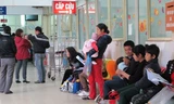 Bệnh nhi đợi tới lượt khám tại BV Nhi T.Ư. Ảnh: T.Hà