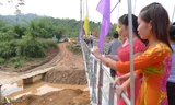 Những cô gái cắm bản tạo dáng bên cầu treo mới Sam Lang (trước mặt họ là cây cầu cũ). Ảnh: Đình Thắng