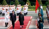 Chủ tịch nước Trương Tấn Sang và Tổng thống Ấn Độ Pranab Mukherjee duyệt đội danh dự Quân đội nhân dân Việt Nam. Ảnh: Như Ý
