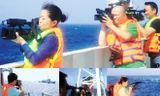 Các nhà báo trong nước và quốc tế tác nghiệp tại thực địa Hoàng Sa (ảnh 1). PV Tiền Phong Nguyễn Huy tác nghiệp tại khu vực giàn khoan 981 (ảnh 2). PV tác nghiệp trên tàu CSB8003 (ảnh 3). Nữ nhà báo Akiko của truyền hình NHK, Nhật Bản tác nghiệp (ảnh 4).