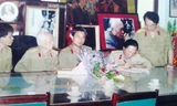 Thượng tá Trần Thanh Hằng (thứ 2 từ phải sang) và Đại tướng Võ Nguyên Giáp