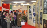 Nhân chứng và người trong cuộc tại triển lãm “Ký ức Điện Biên”. Ảnh: Phạm Hà