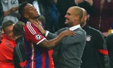 Boateng tỏ ra khó thở với cách ăn mừng của thầy. Ảnh: Getty Images 