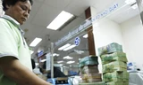 Không đưa vốn ra được nền kinh tế, tiền sẽ ùn ứ tại ngân hàng. Ảnh: Như Ý