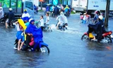 Mưa trái mùa gây ngập nhiều tuyến đường