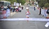 Phạm Thị Bình đánh đích đầu tiên ở nội dung marathon của nữ với đôi chân trần quen thuộc. Ảnh Hoàng Anh.