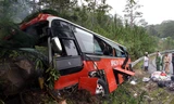 Chiếc ô tô đâm vào vách núi