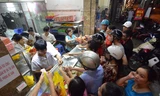 Khách hàng tấp nập xếp hàng mua bánh trung thu trên đường Thụy Khuê, Hà Nội. Ảnh: Như Ý