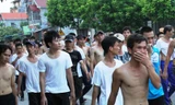 Học viên tập trung đi thành đoàn dài trên quãng đường hơn 20 cây số. Ảnh: Đ.H