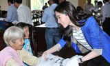 Hoa hậu Đặng Thu Thảo tặng quà cho người nghèo