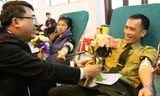 Ông Lê Khắc Nam, Phó Chủ tịch TP Hải Phòng tặng hoa trung úy Trần Thanh Nam (Quân khu 3) đang hiến máu