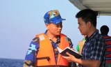 PV phỏng vấn Trung tá Cường trên tàu CSBVN 8003 