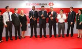 Lãnh đạo Techcombank và đại diện các tổ chức quốc tế trao giải thưởng