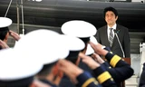 Thủ tướng Nhật Bản Shinzo Abe thăm Lực lượng Bảo vệ Bờ biển của nước này. Ảnh: Bloomberg
