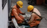 Thoái vốn ngoài ngành đang là việc không dễ dàng đối với DNNN, trong đó có EVN (ảnh công nhân ngành điện đang làm việc ngoài trời). ẢNH: HỒNG VĨNH